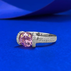 Bague élégante en argent S925 avec une grande pierre rose ovale et accents de zircon