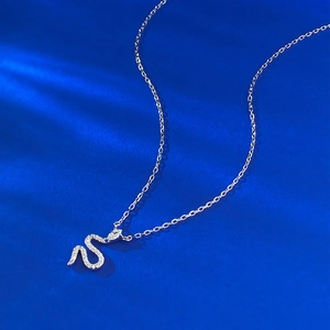 Magnifique collier serpent en argent S925 serti de zircons étincelants pour femme élégante