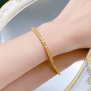 Vue détaillée du bracelet tennis en argent 925 doré serti de pierres de zircon jaune