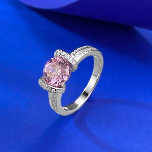 Macro de bague en argent S925 avec grosse pierre rose et pavage de zircons brillants