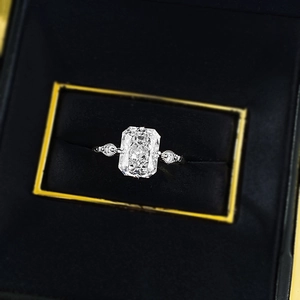 Bague en argent S925 avec pierre rectangulaire taille radiant et accents de diamant rétro
