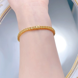 Vue macro d'un bracelet tennis en argent 925 doré serti de zircons jaunes brillants