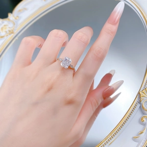 Vue détaillée d'une bague taille émeraude avec pierres latérales sur miroir réfléchissant