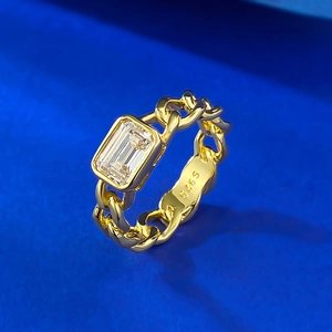 Gros plan du poinçon S925 sur une bague chaîne dorée ornée d'un oxyde de zirconium rectangulaire