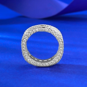 Funkelnder S925 Sterlingsilber Eternity Ring mit kompletter Pavé Fassung aus Kristallen