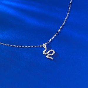 Détail du collier serpent en argent S925 avec pavé de zircons et pierre en forme de goutte