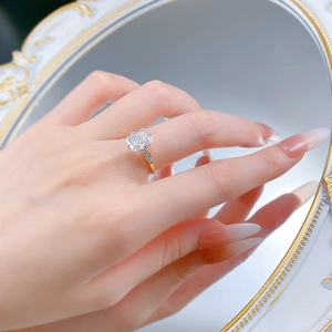 Gros plan d'une bague en argent doré avec une pierre rectangulaire taille givrée