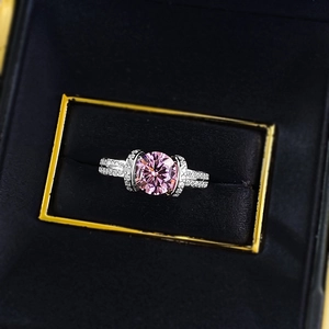 Gros plan d'une bague en argent S925 avec pierre rose dans un coffret en velours