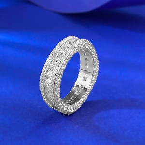 Luxuriöser S925 Silber-Eternity-Ring mit quadratischen Zirkonia in mehrreihiger Pavé-Fassung