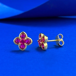 Elegant 18K gold S925 silver four-leaf clover stud earrings with red ruby stones