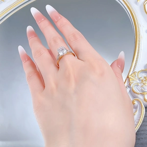 Détail de la bague en argent S925 avec pierre précieuse taille glace et diamants brillants