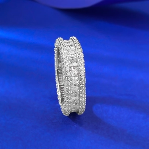 Detailansicht eines S925 Silberrings mit quadratischen Pavé-Diamanten auf blauem Grund