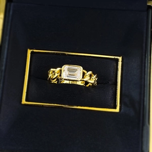 Gros plan détaillé de la bague gourmette en argent S925 avec zircon rectangulaire