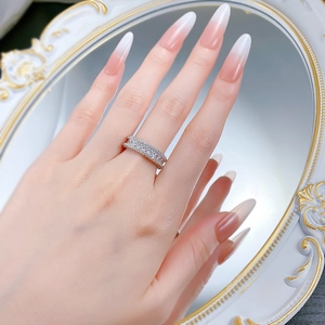 Nahaufnahme eines zweireihigen S925 Silberrings mit Diamanten an einer Hand