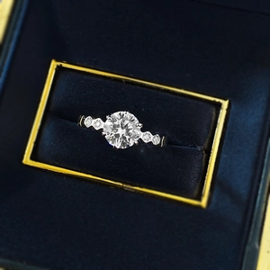 Elegant S925 silver six-prong round diamond ring in a honeycomb setting gift box