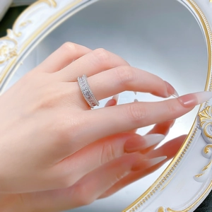Nahaufnahme eines S925 Silber Rings mit mehrlagigem Zirkonia-Besatz am Finger getragen