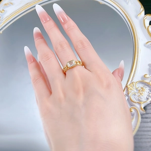 Gros plan sur bague chaîne en argent S925 dorée avec zircon rectangulaire porté