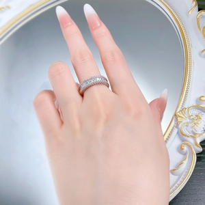 Makro-Detail von S925 Silber Eternity Ring mit Reihen funkelnder Pavé-Diamanten