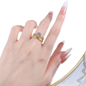 Three-piece gold S925 silver ring set with round main diamond and honeycomb bands