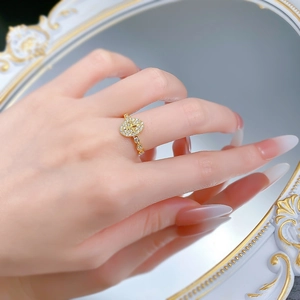 Elegant gold oval iris star ring with pavé stones and hollow chain design on finger