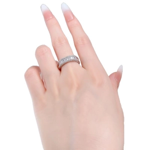 Eleganter S925 Silberring mit mehrreihiger Zirkonia-Pflasterung in Quadratform