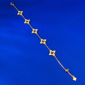 Détail macro du bracelet en argent S925 avec cinq breloques trèfles à quatre feuilles