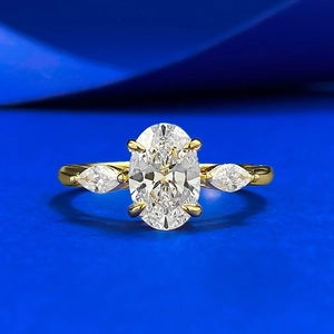 Anello in Argento Sterling 925 Taglio Ovale Tre Pietre Placcato Oro Strass Elegante Fidanzamento Matrimonio Gioielli per Donna
