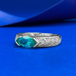 Anello in argento S925 con smeraldo taglio marquise e piccoli zirconi incastonati