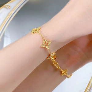 Détail macro du bracelet trèfle à quatre feuilles en argent S925 doré avec oxydes de zirconium