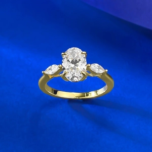 Anello elegante in oro 18 carati con pietra centrale ovale e accenti laterali a goccia