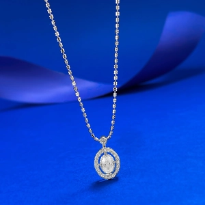Détail du collier S925 argent avec pendentif ovale halo et pierres étincelantes