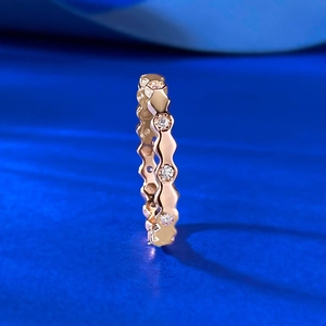 Detailed view of rose gold honeycomb ring featuring intricate zircons and wavy edges