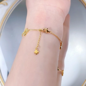 Bracelet élégant en argent S925 plaqué or avec cinq breloques trèfle ajourées et fermoir mousqueton