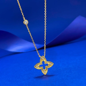 Collier trèfle à quatre feuilles en argent S925 doré avec diamants sur soie bleue