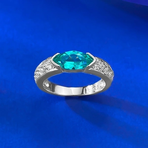 Dettaglio del marchio S925 e della pietra verde taglio marquise sull'anello