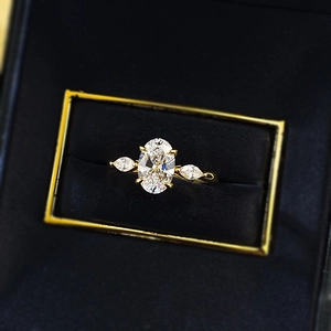 Elegante anello in oro 18 carati con gemma ovale e accenti laterali marquise