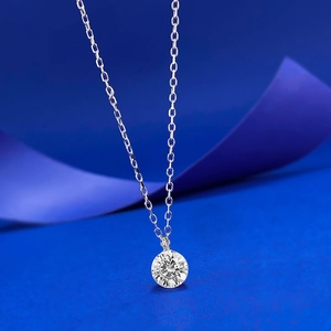 Dettaglio della collana in argento S925 con ciondolo diamante rotondo da 7 mm