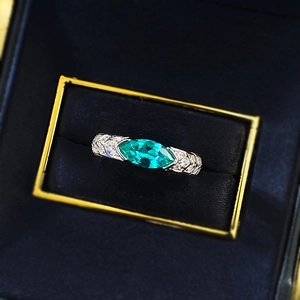 Macro di anello in argento S925 con gemma verde taglio marquise in astuccio blu scuro