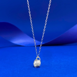 Collana classica in argento S925 con diamante rotondo da 7mm su elegante sfondo blu