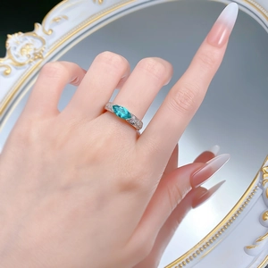 Elegante anello in argento S925 con gemma verde taglio marquise e diamanti al dito