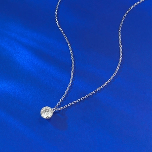Collana classica in argento S925 con ciondolo a diamante rotondo da 7 mm su seta blu scuro