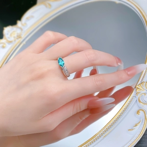 Dettaglio anello in argento S925 con pietra verde marquise riflessa in uno specchio