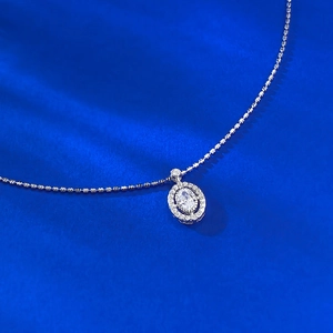 Détail du collier en argent S925 avec pendentif ovale en zircon et fine chaîne perlée