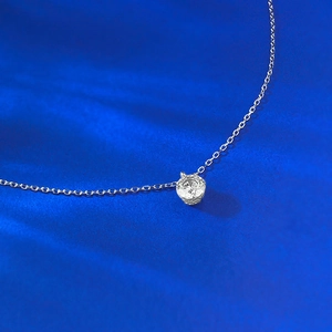 Macro del ciondolo con diamante rotondo da 7mm e castone a corona con catena in argento S925
