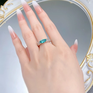 Dettaglio macro dell'anello in argento S925 con gemma marquise verde e micro pavé di zirconi