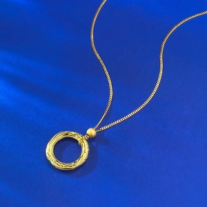 Detailed close-up of S925 gold necklace featuring green diamond and vintage textured ring