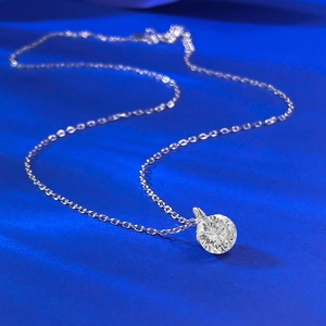 Elegante collana in argento S925 con pendente diamante rotondo 7mm su seta blu