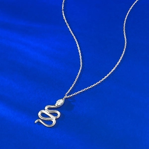 Elegante Schlangen-Halskette aus S925 Silber mit grünen Augen auf blauem Hintergrund