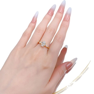 Elegante anello in argento S925 dorato con pietra centrale ovale e diamanti laterali marquise