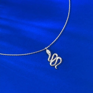 Nahaufnahme der S925 Silber Schlangen-Halskette mit Zirkonia auf dunkelblauem Satin